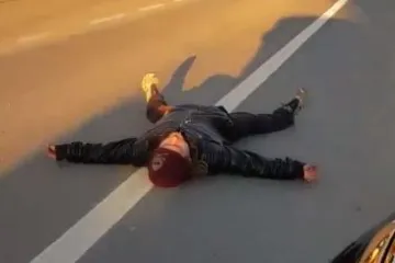 Frajer legao odmoriti nasred ceste, reagirao i gradonačelnik; 'Diži se, bu te netko pregazio!'