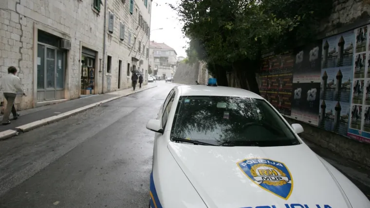 Bježali kroz polje, dvaput udarili u policijski auto pa ih zaustavio nasip