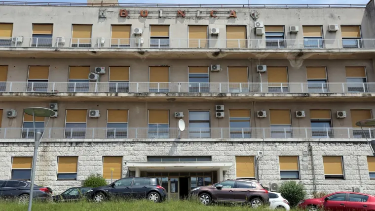 Dijelovi letjeli nekoliko desetaka metara pa pali na automobile