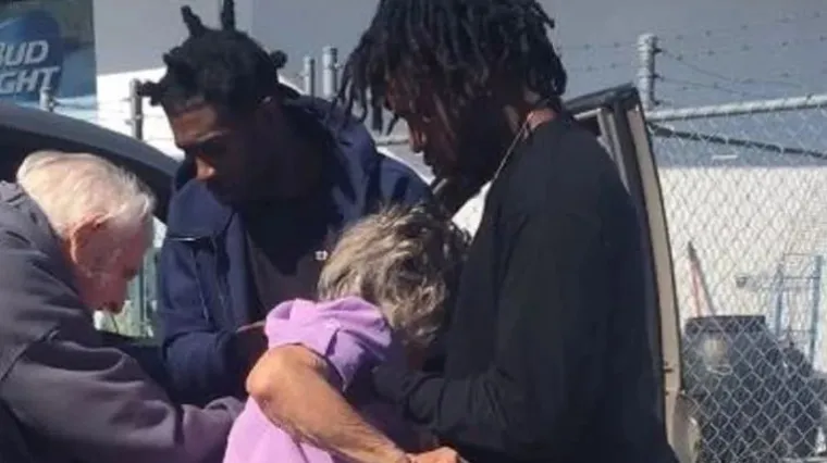 Tri mladića priskočila upomoć nemoćnoj starici, sad im se divi cijeli svijet