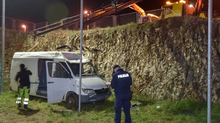 Vozača izvukle djevojke, Hitna ga prevezla u bolnicu, vozilo izvlačile dizalice