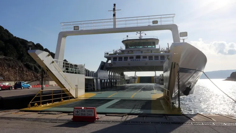 Izvanredno paljenje motora: Marko se rodio usred noći, na trajektu, na pola kanala do Krka