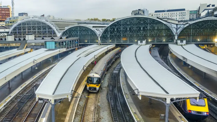 Prometnik na kolodvoru kod Ogulina pijan propu&scaron;tao vlakove te prijetio sinu i biv&scaron;oj supruzi