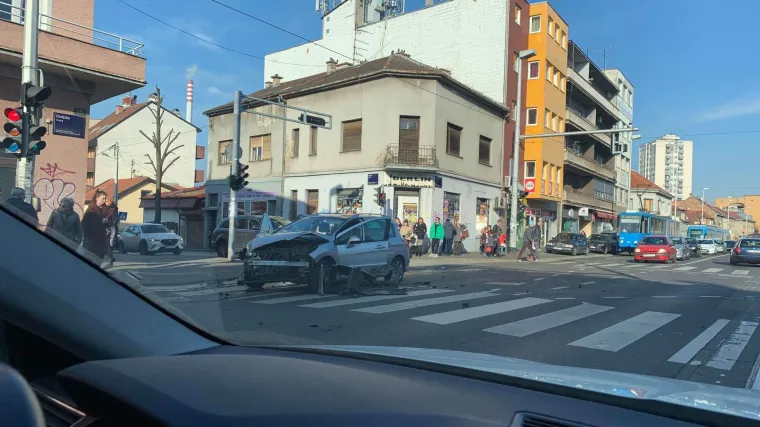 Dva auta sudarila se na križanju