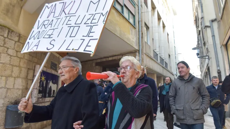 Građani na ulicama, majka poručuje: 'Moram dijete izvući iz bolesnog društva'