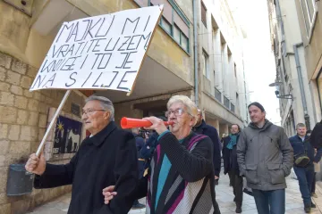 Građani na ulicama, majka poručuje: 'Moram dijete izvući iz bolesnog društva'