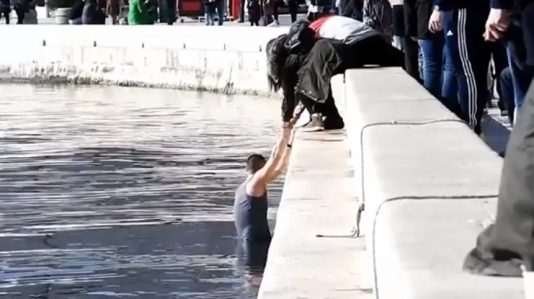 Njegovi kolege nakon noge u leđa uspjeli su pobjeći