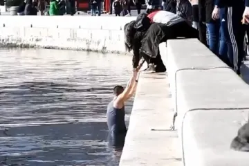 Njegovi kolege nakon noge u leđa uspjeli su pobjeći