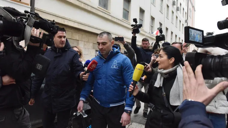 VIDEO Daruvarac izišao iz pritvora, dočekao ga taxi: 'Neću bježati i nisam ljut'