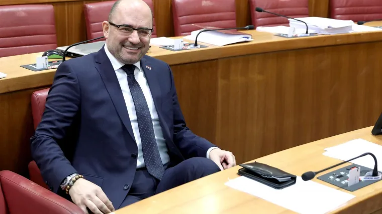 'Treba nam ljudi koji se neće sagibati ni lijevo ni desno'