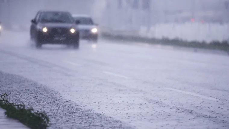 Oprez! Snijeg i tuča usporavaju promet na autocesti: Brzina ograničena na 40 km/h