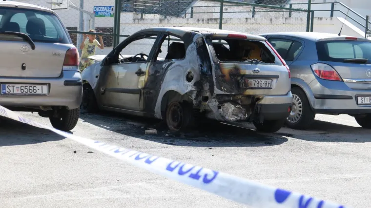 Kod Splita u potpunosti izgorio automobil: Požar o&scaron;tetio i vozilo parkirano u blizini