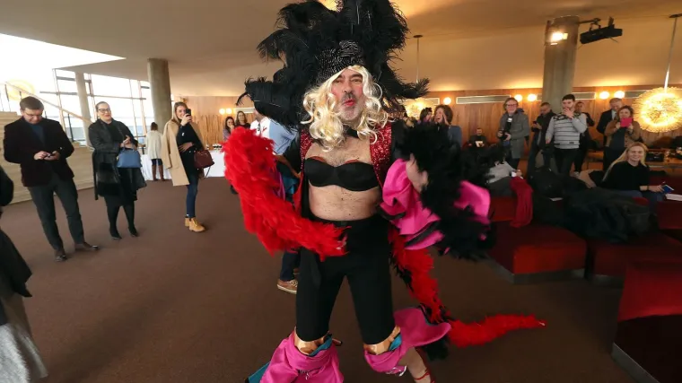 Siri&scaron;čević kakvog nikada niste vidjeli: Na&scaron;minkan, odjeven u grudnjak i tajice...