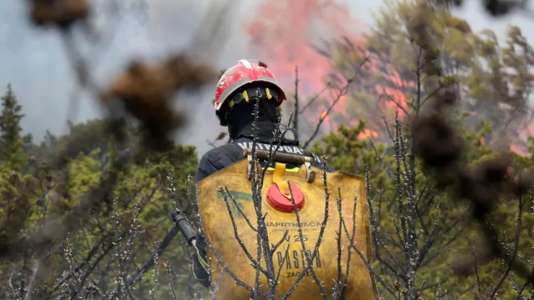 Buknuo požar kod Vrgorca: Gori kod autoceste, bura pu&scaron;e sve snažnije i stvara probleme vatrogascima
