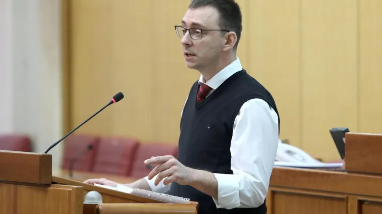 Izbačen iz lektire: 'Odnos prema 'Dnevniku Ane Frank' pokazuje odnos Vlade prema holokaustu'