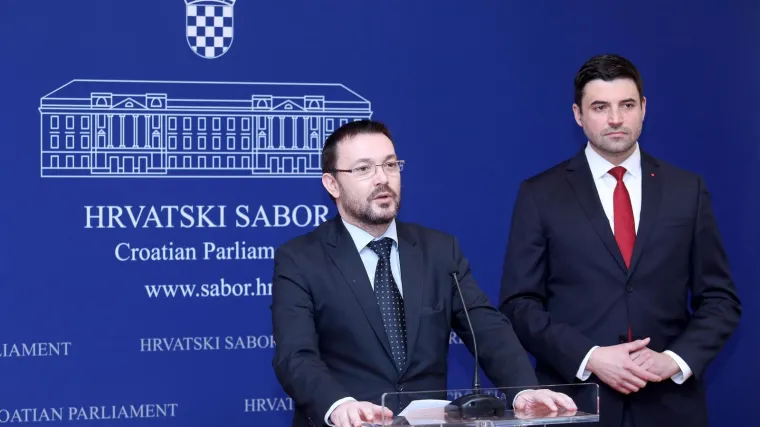 'Do&scaron;lo je vrijeme da se Pupovac zapita &scaron;to radi u dru&scaron;tvu Plenkovića, Đakića, Culeja, Glava&scaron;a...'