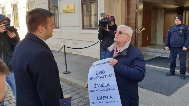 FOTO 'Zaskočio' ministre ispred Vlade, a najavio i kandidaturu za predsjednika