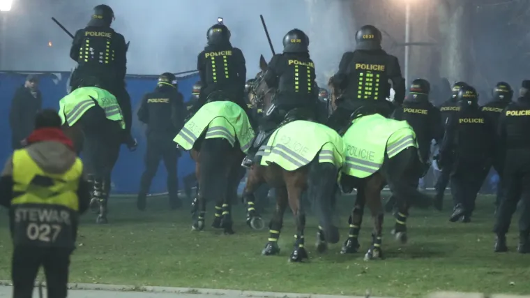 FOTO I VIDEO Boysi se sukobili s policijom i gađali je bakljama, dvojica uhićenih, a ima i ozlijeđenih