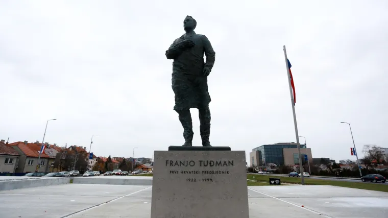 Novi incident: Tuđmanov spomenik gađali jajima, policija istražuje slučaj