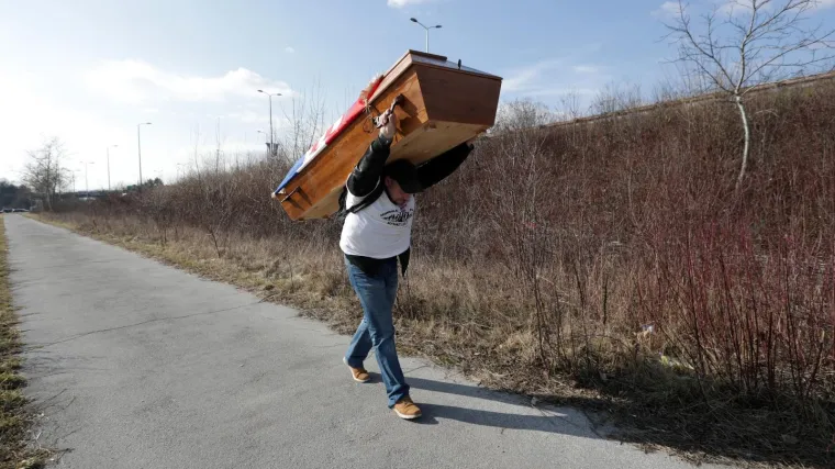 'Unutra je poruka za Vladu, kompletnu; ova država je mrtva'