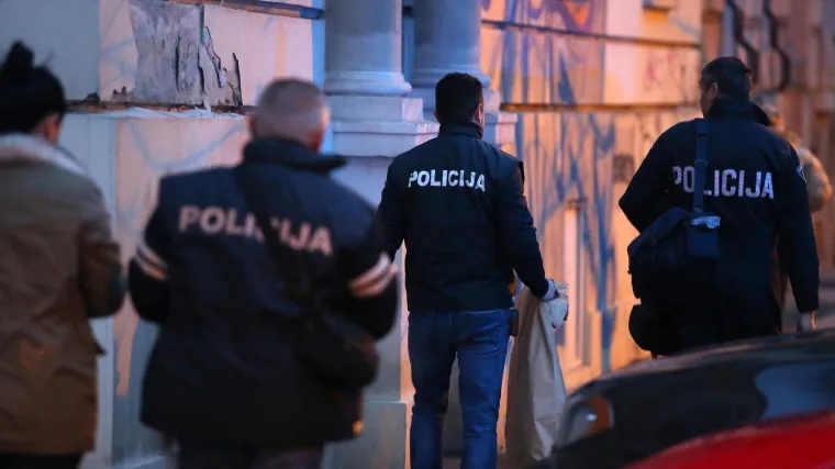 Nožem ga izbo po vratu, glavi i ruci, u stanu mu na&scaron;li arsenal oružja i streljiva