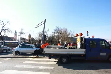 Nova nesreća na Aleji Bologne u Zagrebu: Prednji dio auta je smrskan, jedna osoba prevezena u bolnicu