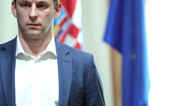 Petrov za RTL: 'Vladajući su s 400.000 potpisa obrisali pod u Saboru kršeći  Ustav'