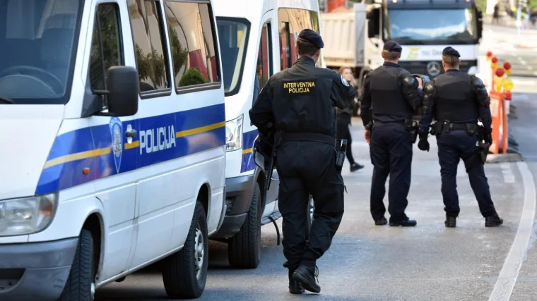 Policija pratila kombi i u njemu prona&scaron;la palice, marame i pirotehnička sredstva