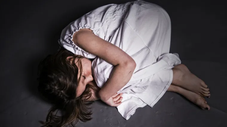 Majka se opijala u trudnoći pa rodila bolesno dijete: Otac ga vukao za kosu, bacao u zid...