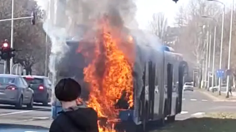 VIDEO Butkinja u Zagrebu: 'Osjetili smo da jako smrdi dim, iza&scaron;li i vidjeli da gori autobus'