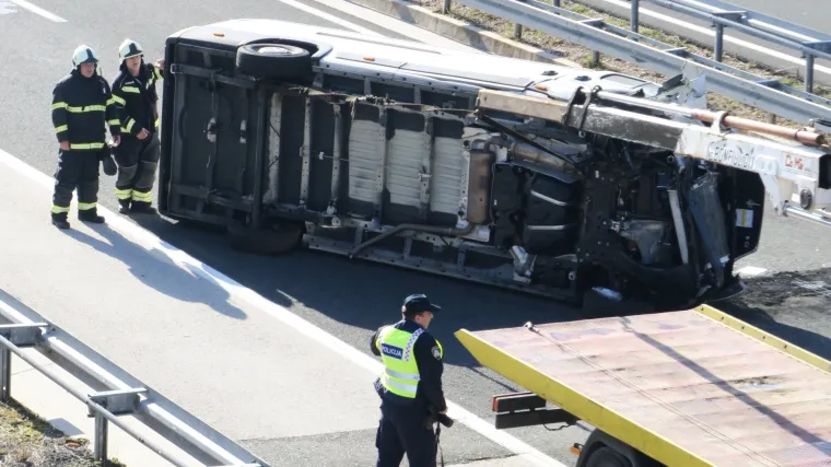 Nesreća na autocesti kod Zagvozda: Izgubio kontrolu nad kombijem i prevrnuo se - dvoje ozlijeđenih