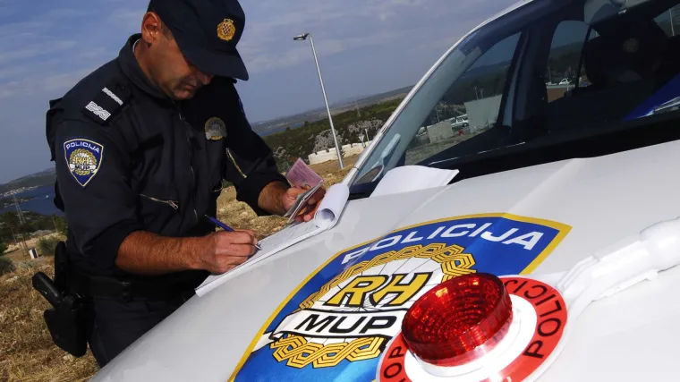 Stižu drastične kazne za vozače: Evo kako će se kažnjavati manje prometne prekr&scaron;aje