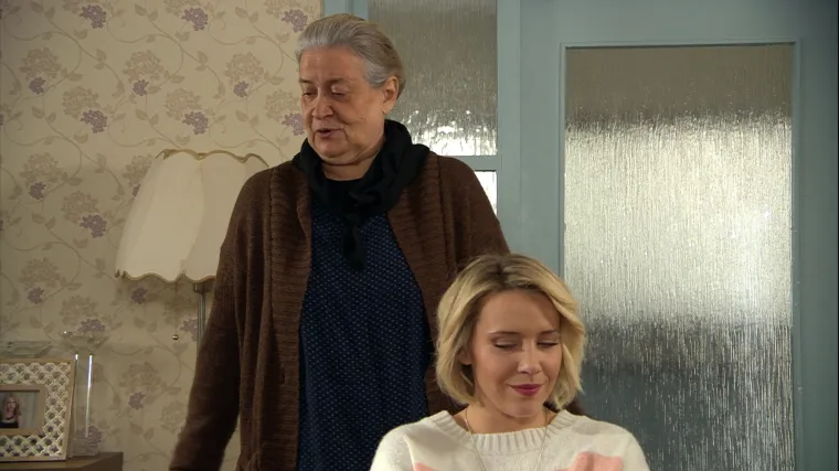 Zorka priprema &scaron;verc nove robe dok Božu čeka premje&scaron;taj (Na granici)