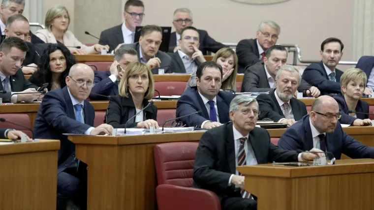 Oporba napustila sabornicu, Hasanbegović i Zekanović spasili HDZ