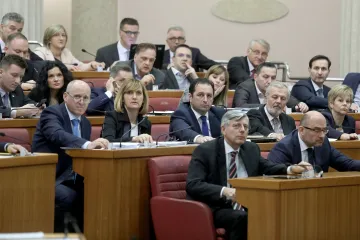Oporba napustila sabornicu, Hasanbegović i Zekanović spasili HDZ