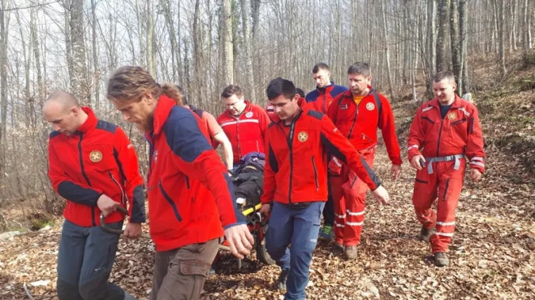 Drama kod Otočca: Na drvosječu palo stablo, ima vi&scaron;estruke ozljede glave, prsnog ko&scaron;a i ruke