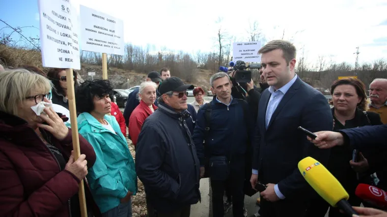 Ministar prvi put u Marišćini: Najprije je kasnio pa mještane uvjeravao da tu ništa ne smrdi