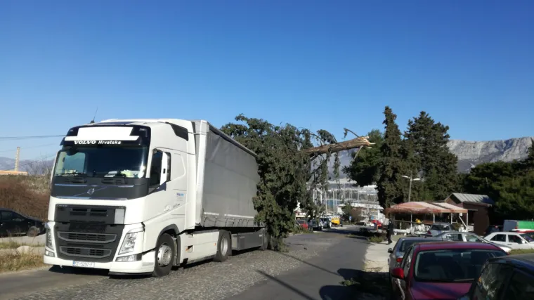 FOTO Najgore u Splitu: Bura ometa normalno kretanje po gradu, najjači udari u povijesti!