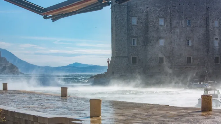 Ozlijeđene tri osobe, a desetak je tražilo liječničku pomoć