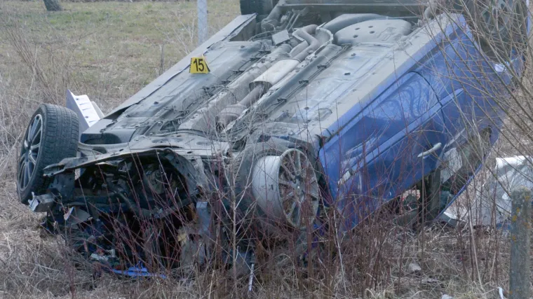 Nesreća kod Siska: Sletio s ceste i okrenuo se na krov, dvoje ljudi je ozlijeđeno