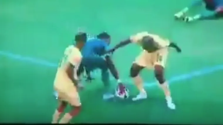 VIDEO I Afrika pod hitno treba VAR: Nevjerojatna scena na utakmici južnoafričke lige obi&scaron;la svijet