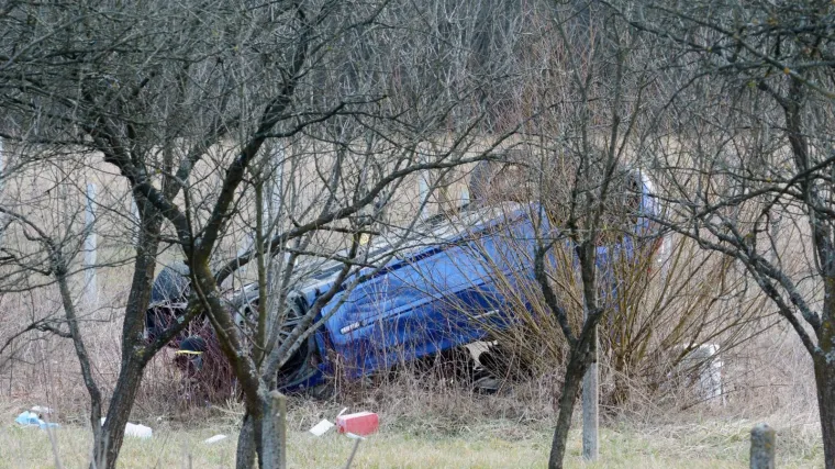Sletio s ceste, udario u stablo, a od siline udarca iz auta izletio i motor