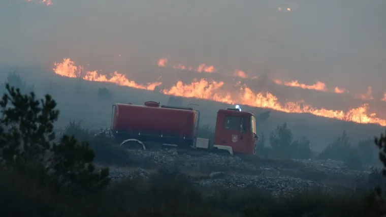 Buran vikend za gotovo 2000 vatrogasaca: Jo&scaron; gori na području Medaka u blizini Gospića