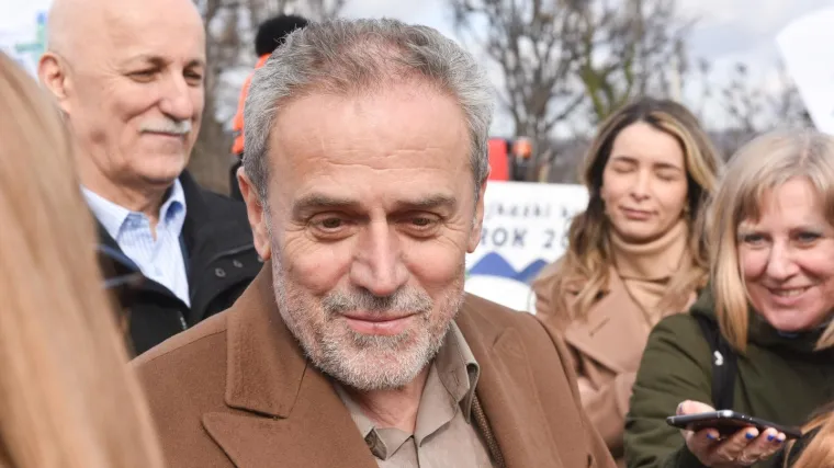 'Ne zovem se ni Tre&scaron;nja, ni Kru&scaron;ka, ni Most, ni Jasen ni Grab ni Ćuprija, nego Rad i solidarnost'