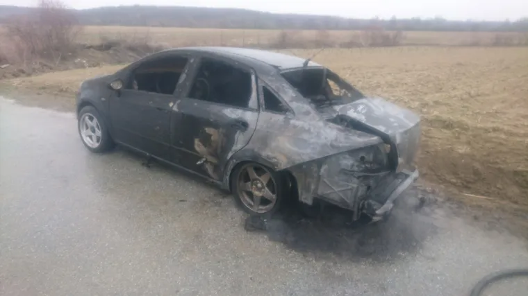 Kakav pehist: Palio korov na njivi pa zapalio svoj auto