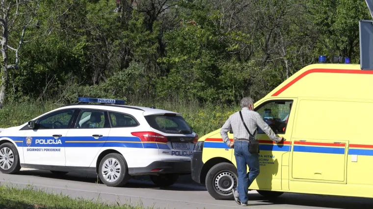 U te&scaron;kom sudaru dva auta jedan se prevrnuo, vatrogasci pilanjem spa&scaron;avali stradale
