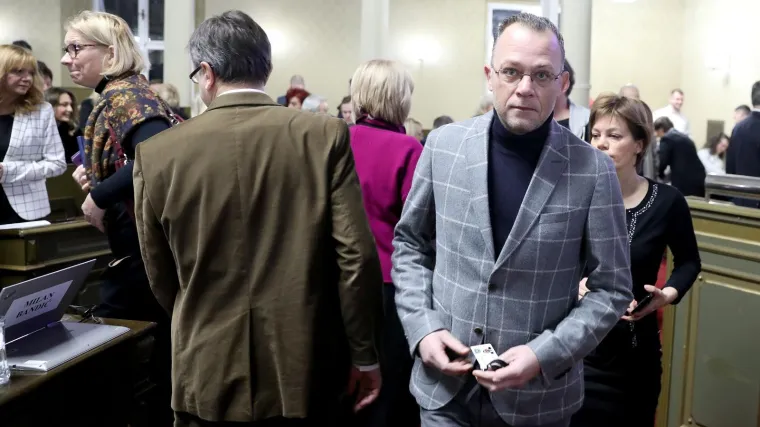 'On ujutro na procesiji nosi križ, a popodne na sakou bedž Josipa Broza Tita'