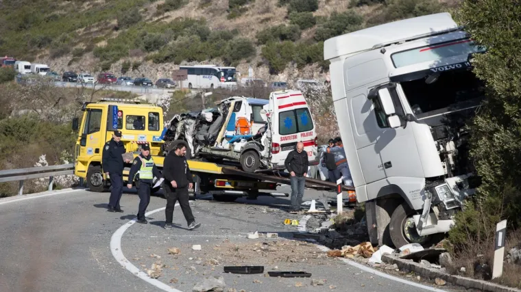 U sudaru cisterne, automobila i saniteta smrtno stradala jedna osoba