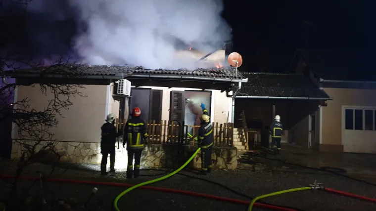 Zapalio svoju kuću: 'Od njega je i sestra pobjegla zbog straha, a policajce je gađao crjepovima'