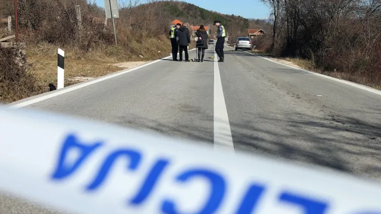 Užas kod Siska: Jedan automobil ga udario i odbacio na suprotni trak, a drugi pregazio